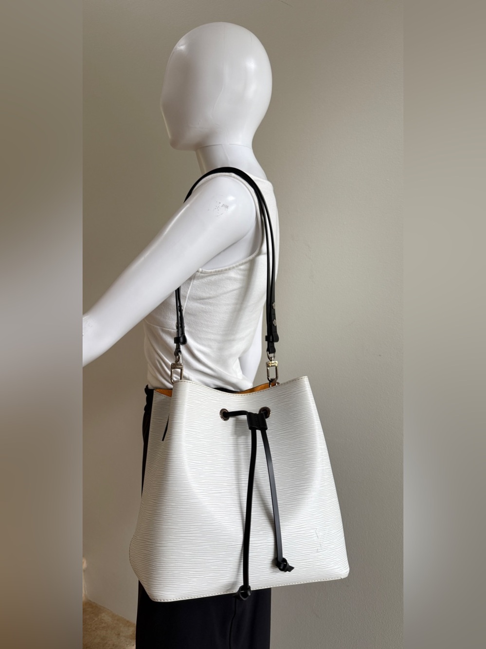 LOUIS VUITTON Epi Leather NeoNoe MM Handbag Bag White/Black - Picture 13 of 15